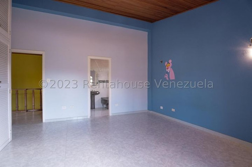 Casa En Venta Con Amplias Áreas Verdes Con Piscina Colinas De Carrizal, Carrizal Altos Mirandinos