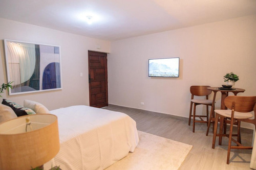 Alquiler Apartamento Estudio Sin Amueblar Con Parqueo, Ubicado En Gazcue, Santo Domingo