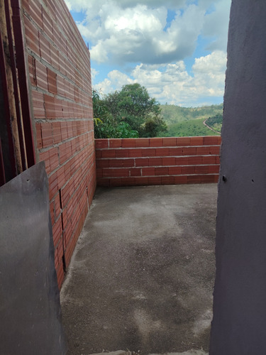 Casa 4 Cômodos E Um Banheiro