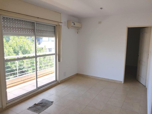 Imagen 4 de 9 de Departamento En Barrio Lourdes!! Un Dormitorio Poca Antigüedad!!