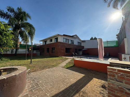 Casa Sola De Dos Niveles En Venta, En Privada Con Vigilancia En Lomas Tetela, Cuernavaca Morelos
