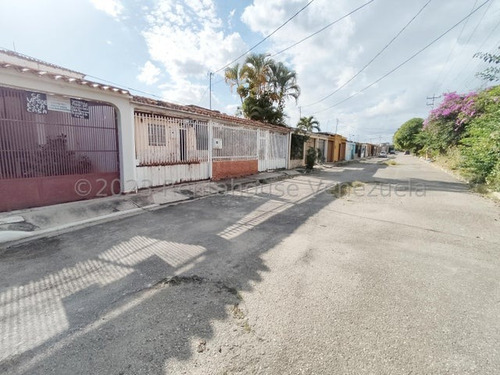 Amplia Casa En Venta Ubicada En Calle Tranquila Y Segura De El Paraíso Cabudare,gabriela C