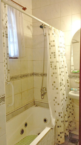Chalet En Venta Con Departamento Apto Credito. Quilmes