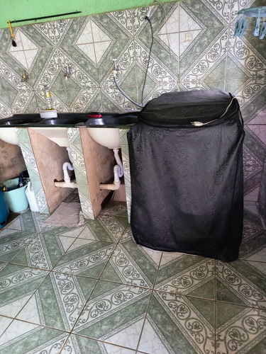 Casa Com Piscina E Barracão No Fundo