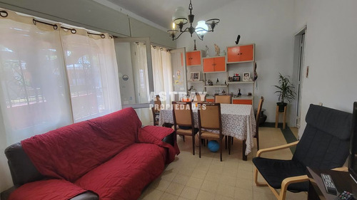 Casa En Venta De 3 Dormitorios En Buceo (ref: Ast-2871)