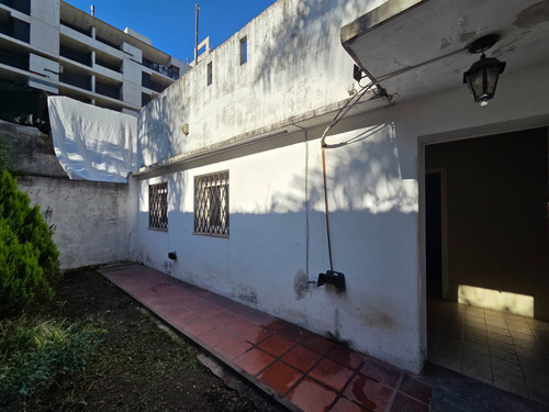 Casa De Pasillo De 2 Dormitorios Con Jardin Y Terraza Con Pileta