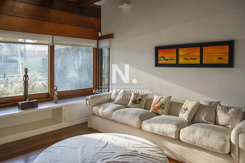 Casa A La Venta En Playa Mansa Punta Del Este, Gran Tamaño Ubicada En Zona Privilegiada.