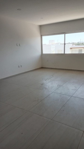 Preciosa Residencia En Misión San Jerónimo, 5 Habitaciones, Sótano, 6.5 Baños..