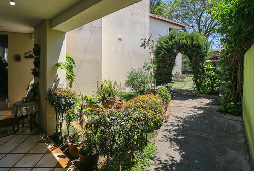 Imagen 4 de 14 de En Venta Casa De 4 Habs. Dentro De Residencial En San Cristóbal, Guatemala