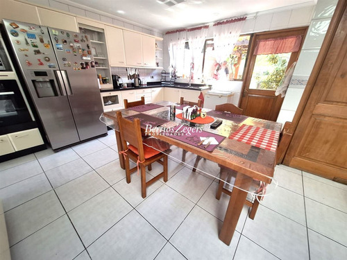 Casa En Venta De 4 Dorm 5 Baños, Sala De Estar Gran Vista