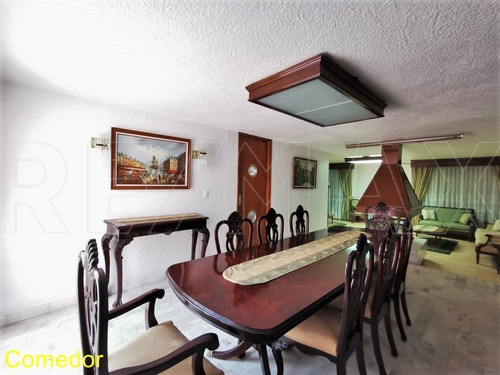 Casa De 215m2t / 347m2c / 4r / 3.5b / 1a / Vigilancia