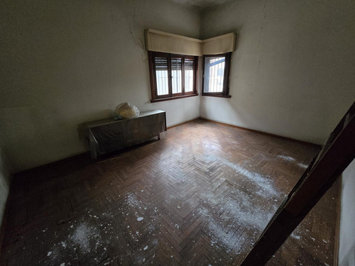 Venta Gran Lote De 10 X 37,45 Con Casa A Reciclar Y Galpón
