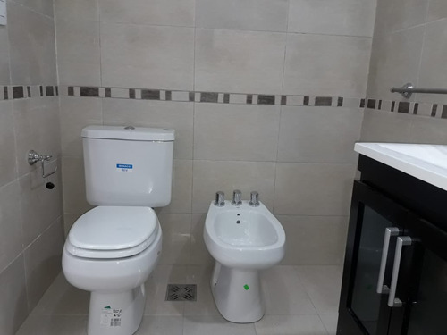 Dueño Directo Vende 2 Amplios Departamentos Con Vista Panorámica Y Cochera Cubierta. Apto Crédito. Excelente Ubicación En Moron A Pocas Cuadras Del Centro Comercial. Sin Comisión Inmobiliaria