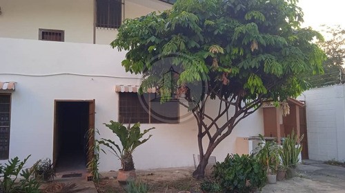 Hermosa Casa Céntrica Ideal Para Proyecto Comercial En La Urbanización Los Caobos. 002jsc