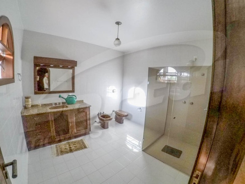 Excelente Casa Para Quem Quer Morar Num Lugar Tranquilo. Casa Com Ambientes Espaçosos, Com 4 Quartos, Sala De Estar, Jantar E Tv, Bem Definidas, Garagem Para 3 Carros, Com 4 Quartos Sendo Uma Suite,c