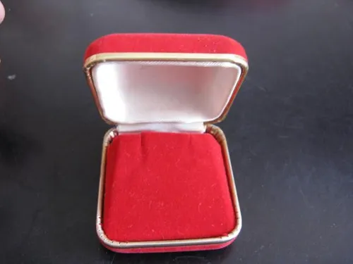 comprar Cenbox: Viejo Estuche Aretes Sin Marca Terciopelo Rojo Lxb