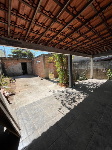 Casa Com 3 Quartos, Cozinha, Sala, 2 Banheiros, Varanda.