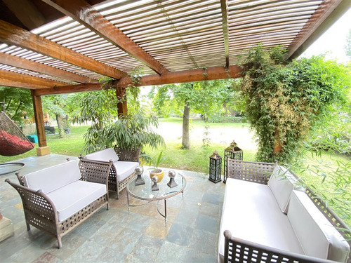 Casa En Arriendo De 5 Dorm. En Colina