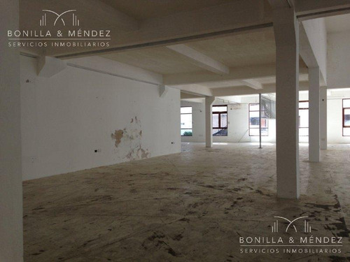 Local De Grandes Dimensiones, 1200 M2, A Pasos De Calle 20