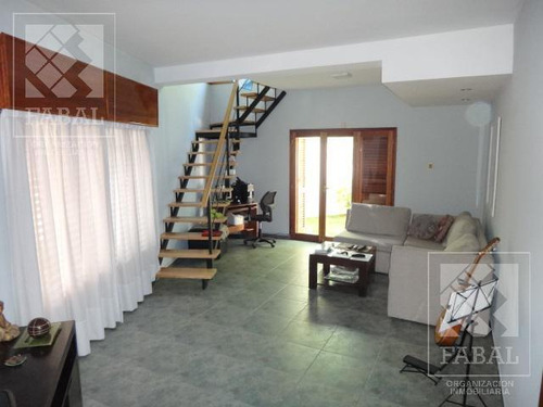 Casa Alquiler O Venta Santa Genoveva, 3 Dormitorios, 3 Baños, Quincho-garaje Y Jardín