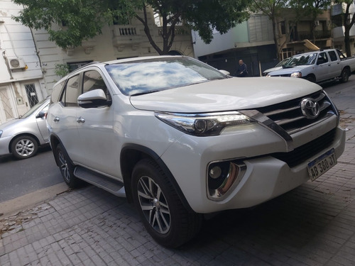 Imagen 18 de 19 de Toyota Hilux Sw4 2017 2.8 Srx 177cv 4x4 7as At
