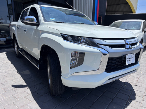 Mitsubishi L200 2.4 Cabina Doble 4x2 Mt