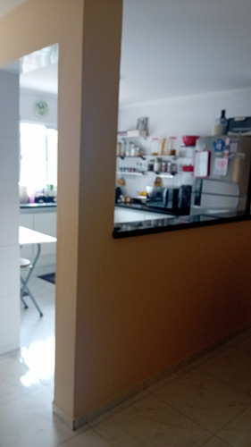 Casa A Venda De 8 Cômodos E 3 Banheiro E 1 Garagem