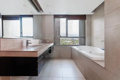 Vende Penthouse Vista Despejada Al Oriente