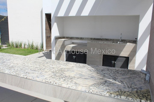 Zakia En Renta Casa Amueblada Con 2 Recamaras Cada Una Con Baño En Suite Qh252912