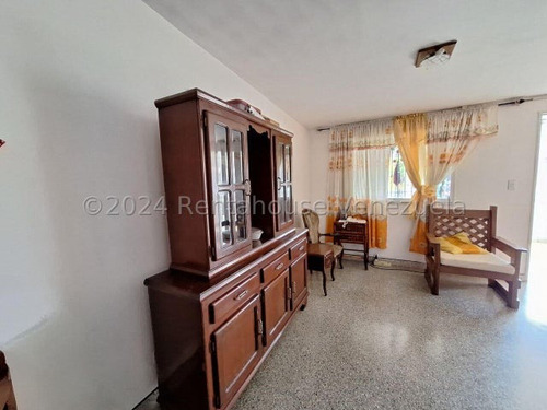 Casa En Venta En El Trigal Cabudare 24-20169 Dh