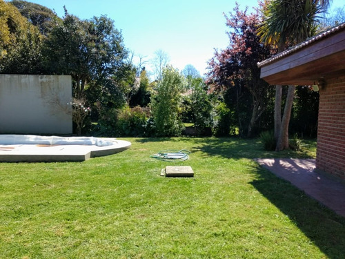 Venta Chalet 5 Amb Excelente-piscina-quincho-parque-cochera-parque-permuta-barrio El Grosellar