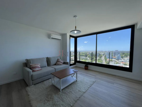 Piso Alto Con Algunos Muebles