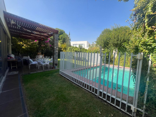 Se Vende 3d, 3b + Servicio, Piscina Y Quincho