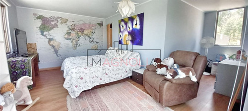 Casa En Venta De 5 Dorm. En Limache