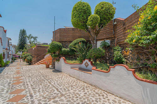 Casa En Venta En La Cañada Con Jardín Privado En Lomas De Atzingo Cuernavaca Morelos