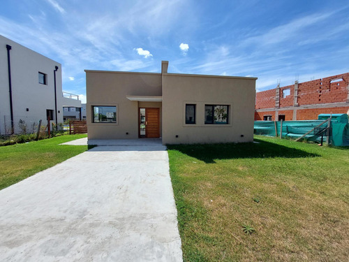 Hermosa Casa De 4 Ambientes En Barrio Santa Emilia, Pilar Del Este