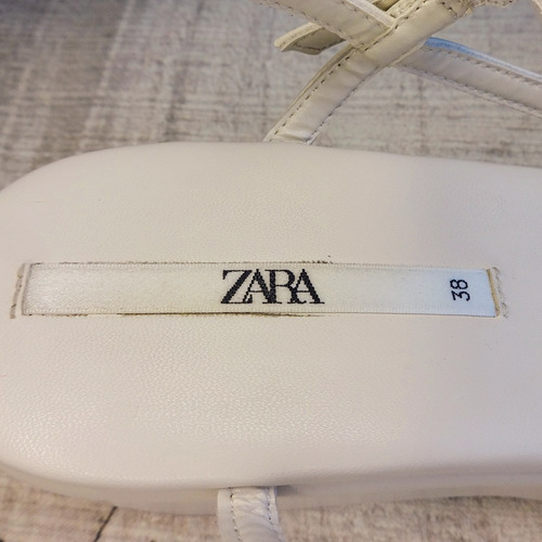 Imagen 5 de 7 de Sandalias Zara Blancas Eco Cuero Como Nuevas