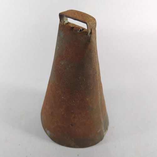 Imagem 3 de 3 de Pequeno Sino Para Gado Em Metal - 12 Cm