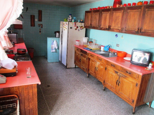 Venta - Quinta Para Remodelar Pero Mantenida. Precio Bajado!! - 463 Mts2. Terreno 525 Mts. 6 Hab. 5 Baños. 4 Estc. Parte Alta Muy Cerca De La Cota Mil - El Marques - Mun. Sucre