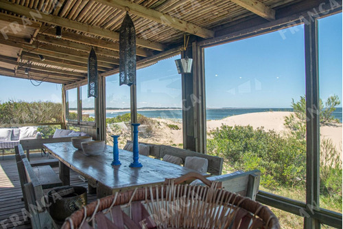 Propiedad En Alquiler Sobre Playa Brava De José Ignacio (ref: Fro-422)