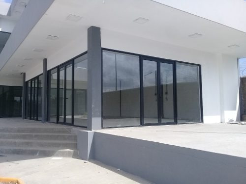 Local Comercial En Planta Baja Con Terraza.  Plaza Comercial En Estación De Servicio Gasolinero.