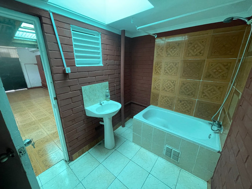 Oportunidad En Macul :casa Amplia Con Excelente Conectividad