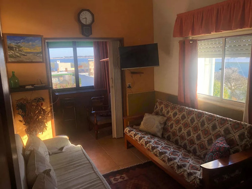 Hermosa Casa En Piriapolis Para Alquiler Con Vista Al Mar Y Barbacoa Techada A Una Cuadra Del Centro