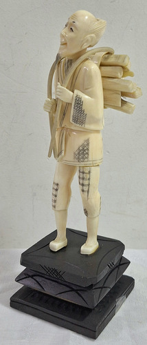 Figura Material Noble Leñador Cargando Leña (Usado)