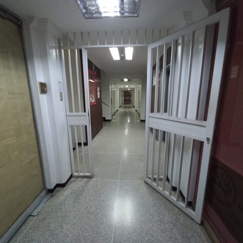 Imagen 2 de 15 de Linda Santos Vende Oficina De 118m2 En Cc Profesional Av Bolivar En Piso Bajo. 0414 4150107