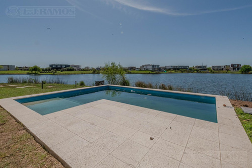 Casa Al Lago En Venta En El Barrio Acacias, Puertos / Escobar