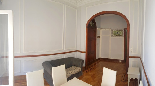 Imagen 12 de 30 de Uruguay Al 100. Semipiso. 3 Ambientes. 2 Dormitorios. Superficie 60 M2. Piso 2. Al Frente A La Calle. Balcón. Detalles De Categoría. Pisos De Roble De Eslavonia Con Guardas En Recepción Y Dormitorios.