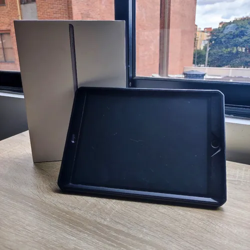 iPad (6ta Generacion) Wifi Gris Espacial 32gb + Case Duro (Usado)