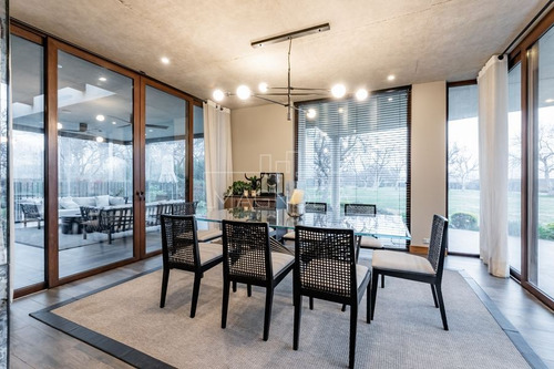 Casa En Venta De 6d/5b En Colina