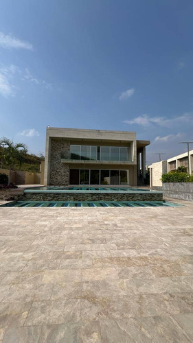 Townhouse En Altos De Guataparo - Acepta Financiamiento